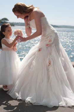 Único vestido de boda sin tirantes de la sirena con volantes blusa con flores hechas a mano y gr ...