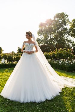 2018 Scoop Tulle mangas largas una línea de vestidos de novia con apliques y perlas barrer el tr ...