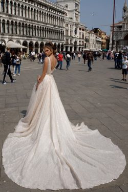 2019 una línea de encaje con cuello en V vestidos de novia con bolas capilla tren US$ 349.99 VTO ...