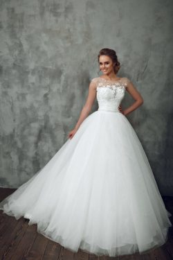 2019 Una línea de vestidos de boda de la cucharada de tul con apliques tribunal tren US$ 249.99  ...