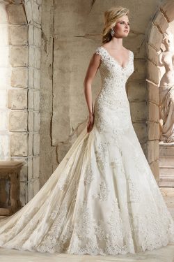 2018 V-cuello vestidos de novia vaina / columna de tren de la corte con apliques US$ 339.99 VTOP ...