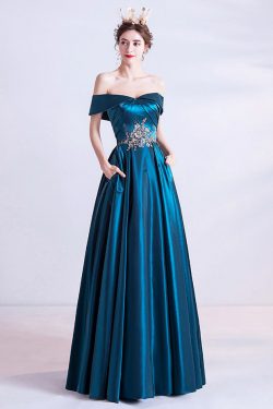 Robe de soirée longue bleu canard col bardot en dentelle appliquée