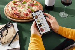 How does an online pizza ordering system work?