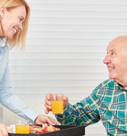 4 WAYS HIRING A PROFESSIONAL CAREGIVER CAN MAKE A SENIOR’S LIFE BETTER