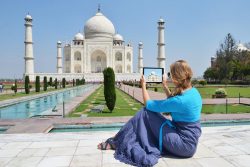 Book tour guide for Taj mahal﻿