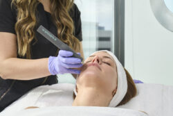 How Can Plasma Pen Treatment Tighten Jawline Skin?