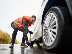 Tips to Stay Safe While Waiting for Roadside Assistance
